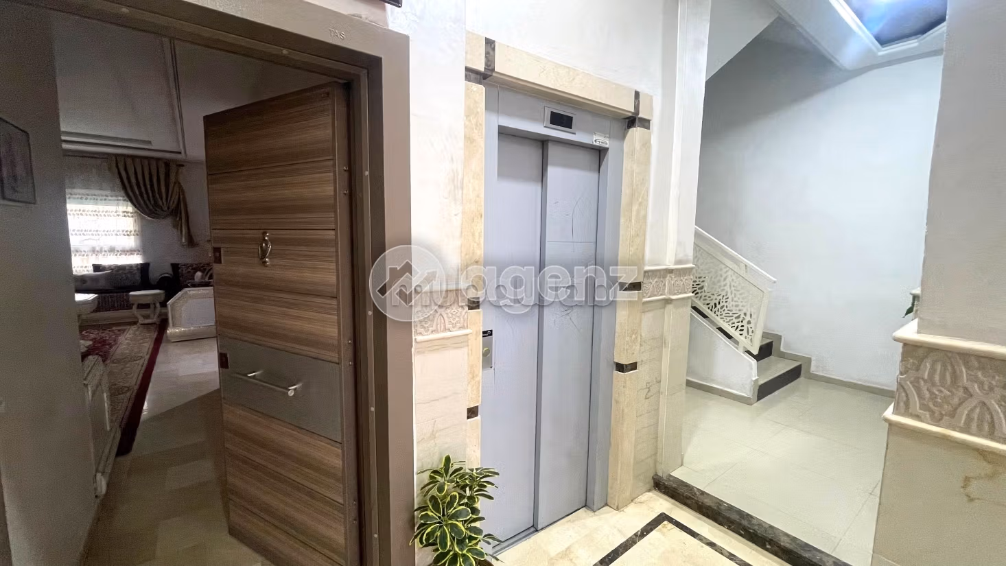 Piso en venta en Aïn Sebaâ. Superficie de 144 m². Parking y ascensor