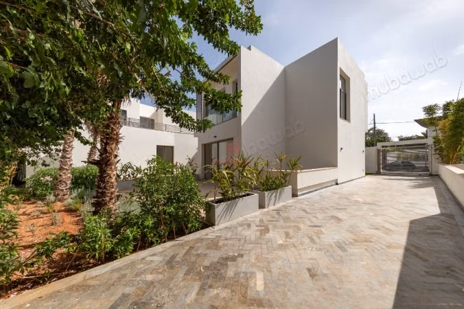 Ufficio disponibile in affitto a Anfa. Superficie di 694 m². Terrazzo e giardino