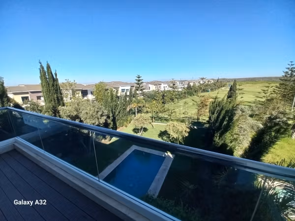Bouskoura ville verte Superbe appartement duplex 3 chambres à louer MEUBLÉ. Terrasse vue golf