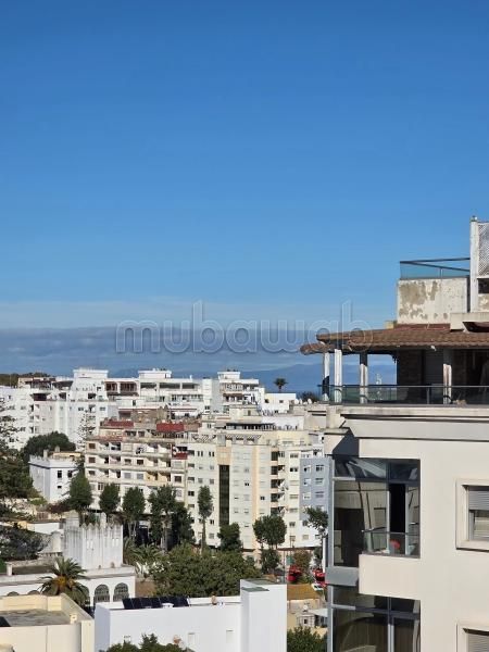 Location d'un appartement à Iberie. 
Superficie 210 m². 
Avec garage et ascenseur