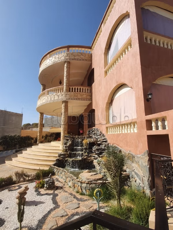 Alquiler villa de lujo en Hay Mohammadi. Pequeña superficie 250 m². Piscina grande, aire condicionado general