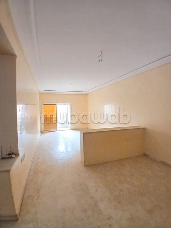 شقة جميلة للبيع بطريق اسفي. 3 قطع كبيرة. بواب ومكيف الهواء