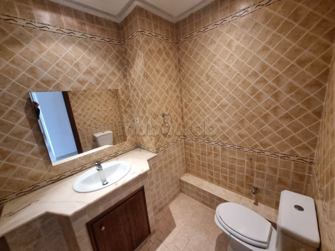 0% Commission / A vendre un appartement à Ennasr 2