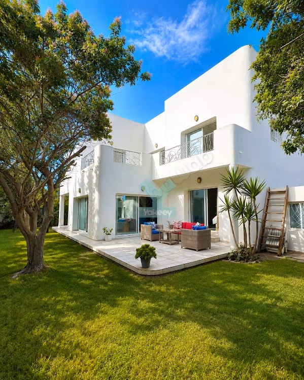 Villa de alto standing en venta en Ain Diab Extension. Dimensión 420 m². Salón con chimenea, sistema de aire condicionado general
