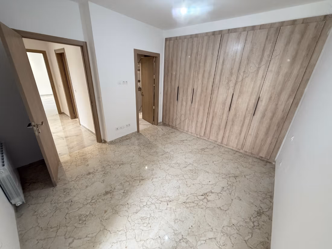 Vendita di uno splendido appartamento a Cité Ennasr 2. Superficie 150 m². Porta blindata, servizio di sicurezza