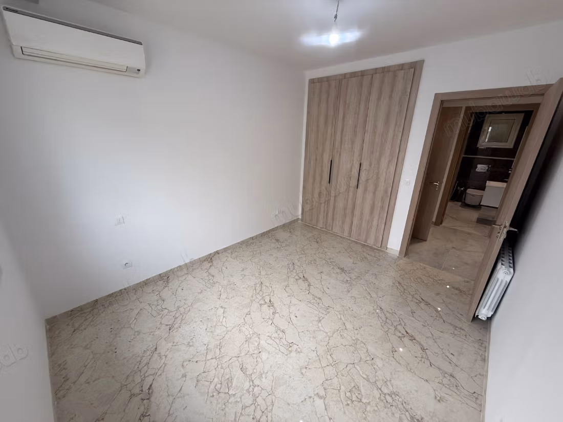 Vendita di uno splendido appartamento a Cité Ennasr 2. Superficie 150 m². Porta blindata, servizio di sicurezza