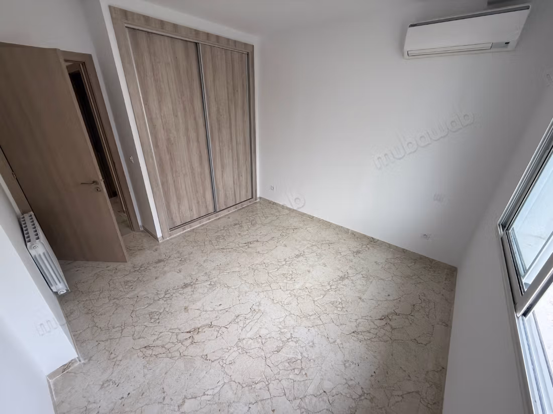 Vendita di uno splendido appartamento a Cité Ennasr 2. Superficie 150 m². Porta blindata, servizio di sicurezza