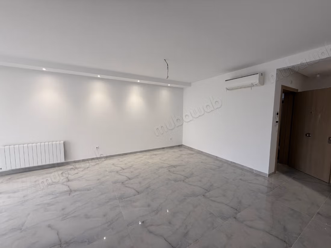 Vendita di uno splendido appartamento a Cité Ennasr 2. Superficie 150 m². Porta blindata, servizio di sicurezza