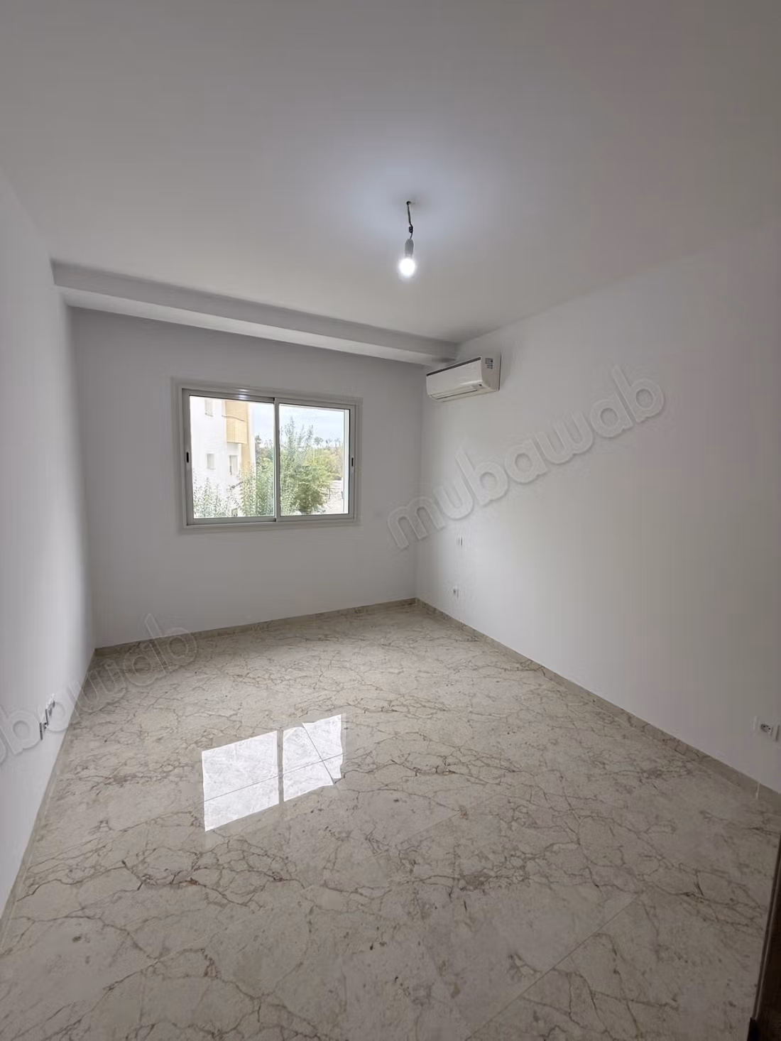 Vendita di uno splendido appartamento a Cité Ennasr 2. Superficie 150 m². Porta blindata, servizio di sicurezza