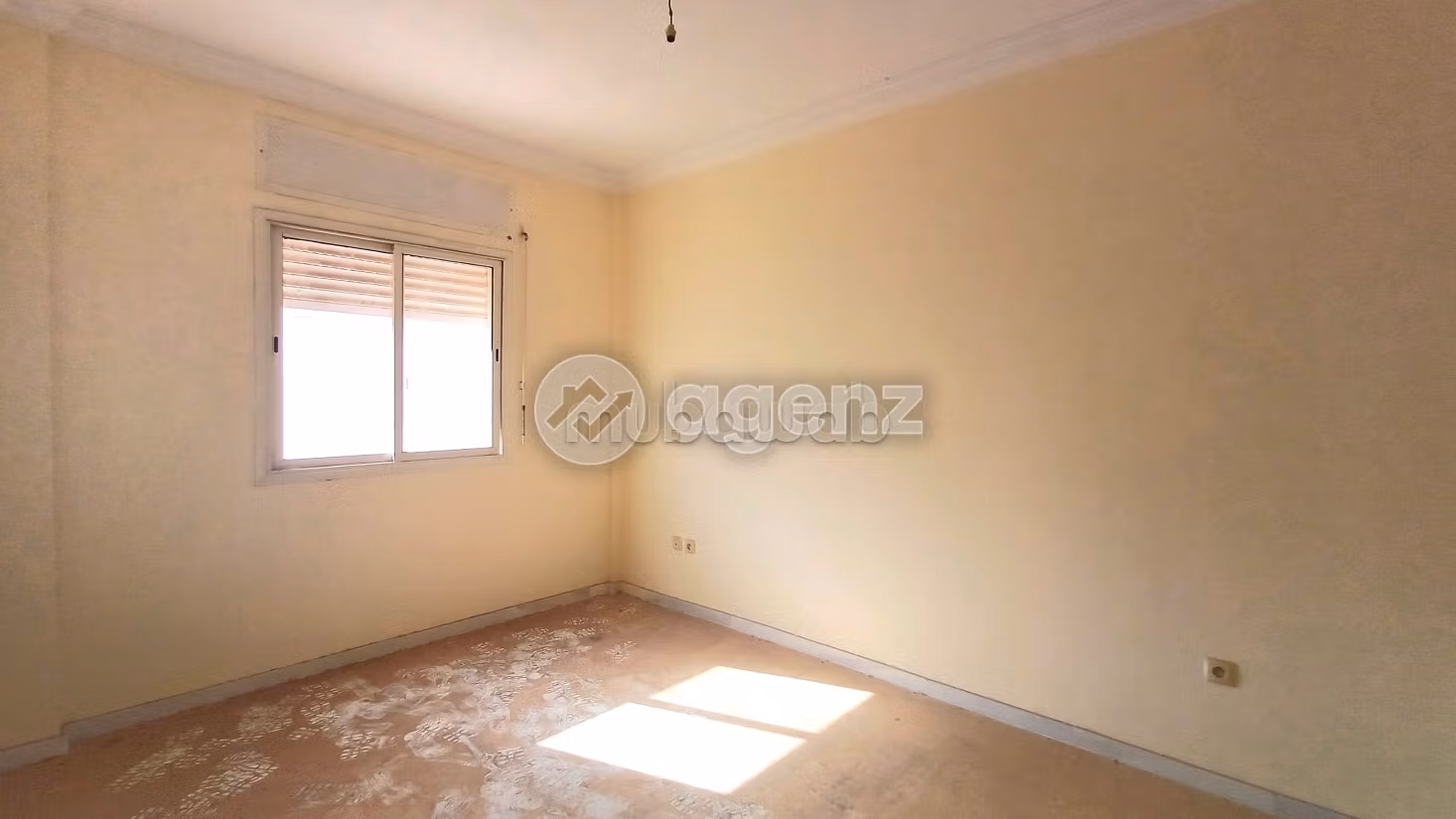 Piso en venta en Cité Adrar. Pequeña superficie 67 m². Con garaje y ascensor