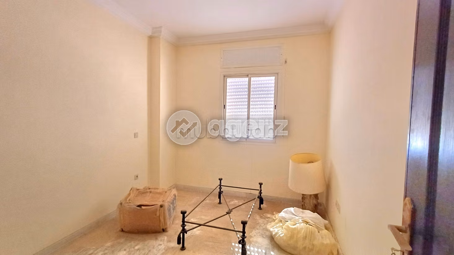 Piso en venta en Cité Adrar. Pequeña superficie 67 m². Con garaje y ascensor
