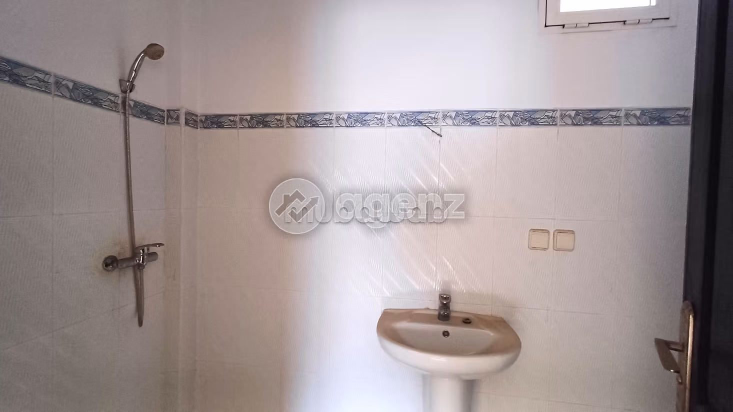 Piso en venta en Cité Adrar. Pequeña superficie 67 m². Con garaje y ascensor