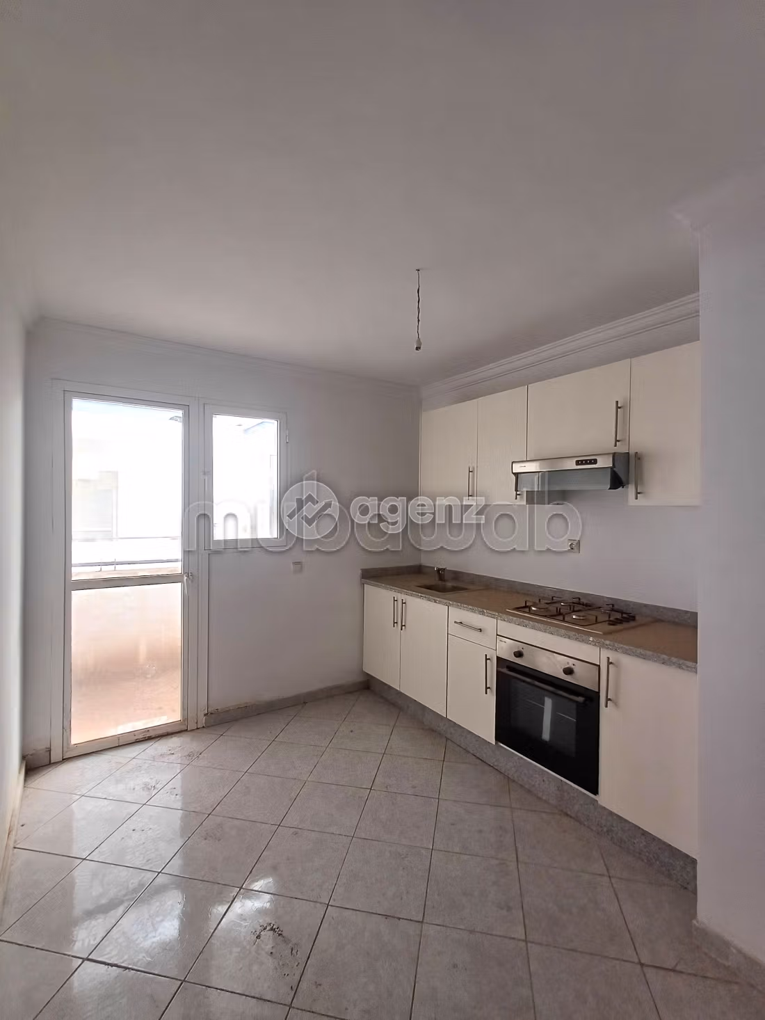 Piso en venta en Cité Adrar. Pequeña superficie 67 m². Con garaje y ascensor