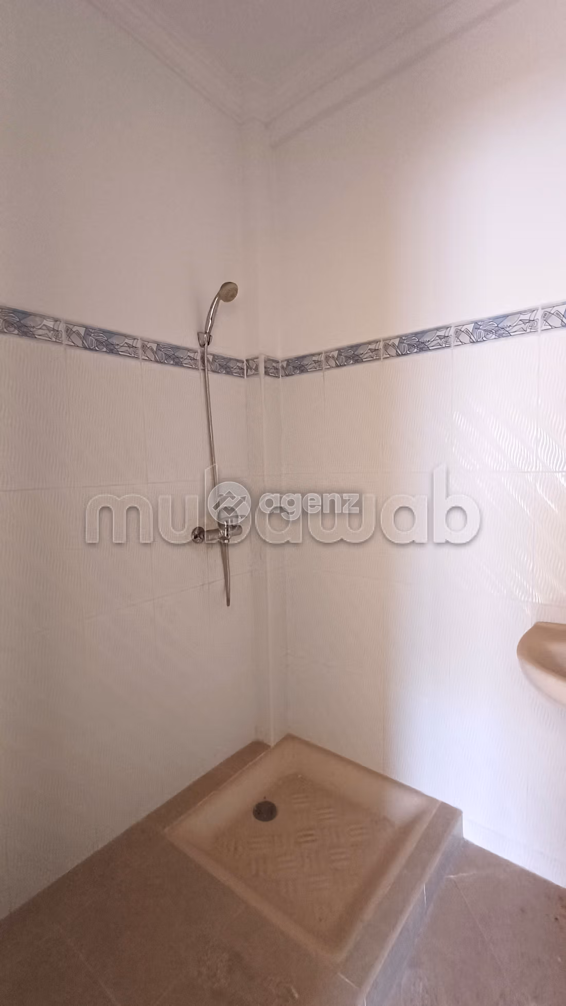 Piso en venta en Cité Adrar. Pequeña superficie 67 m². Con garaje y ascensor