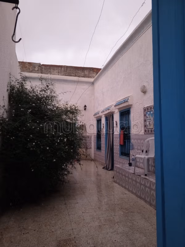 Très belle maison en vente à Bab El Akoues.
Superficie 97 m²