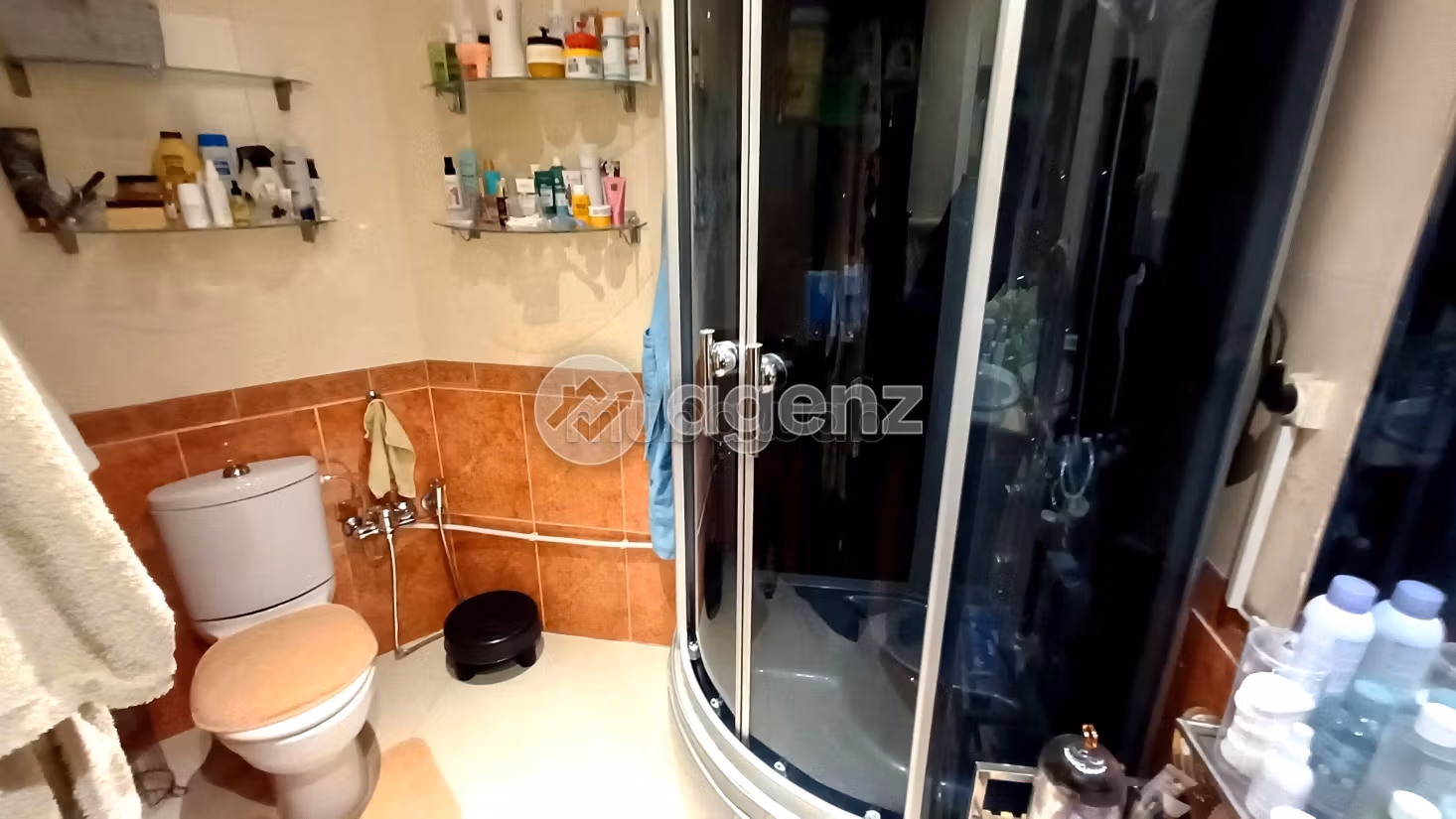 Sale of a lovely apartment. 2 beautiful rooms. Lift and parking spaces