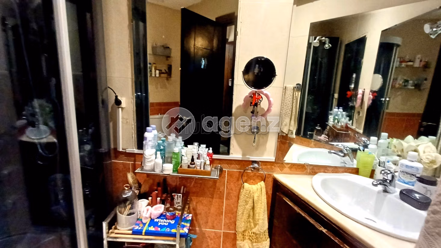 Sale of a lovely apartment. 2 beautiful rooms. Lift and parking spaces