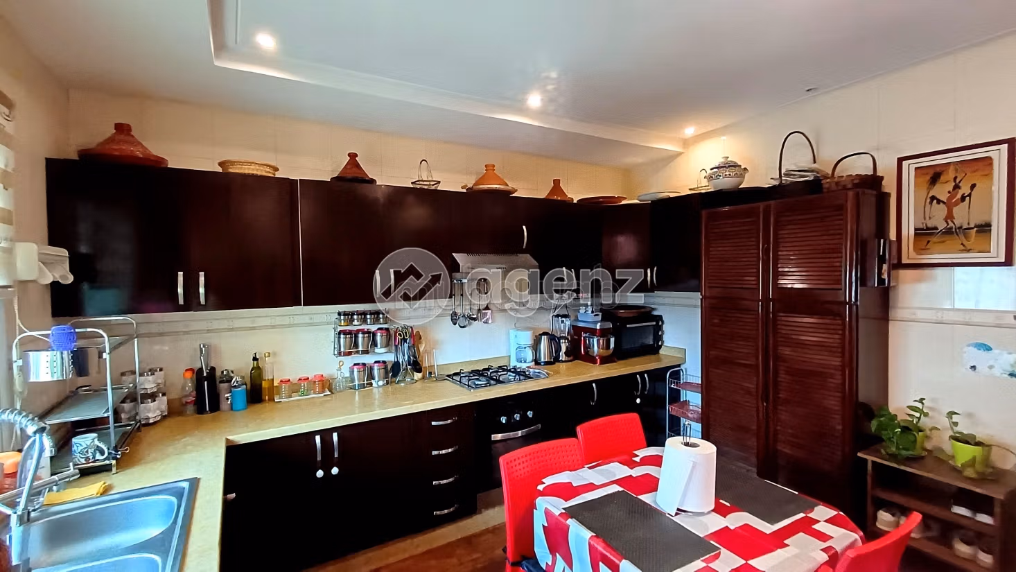 Sale of a lovely apartment. 2 beautiful rooms. Lift and parking spaces