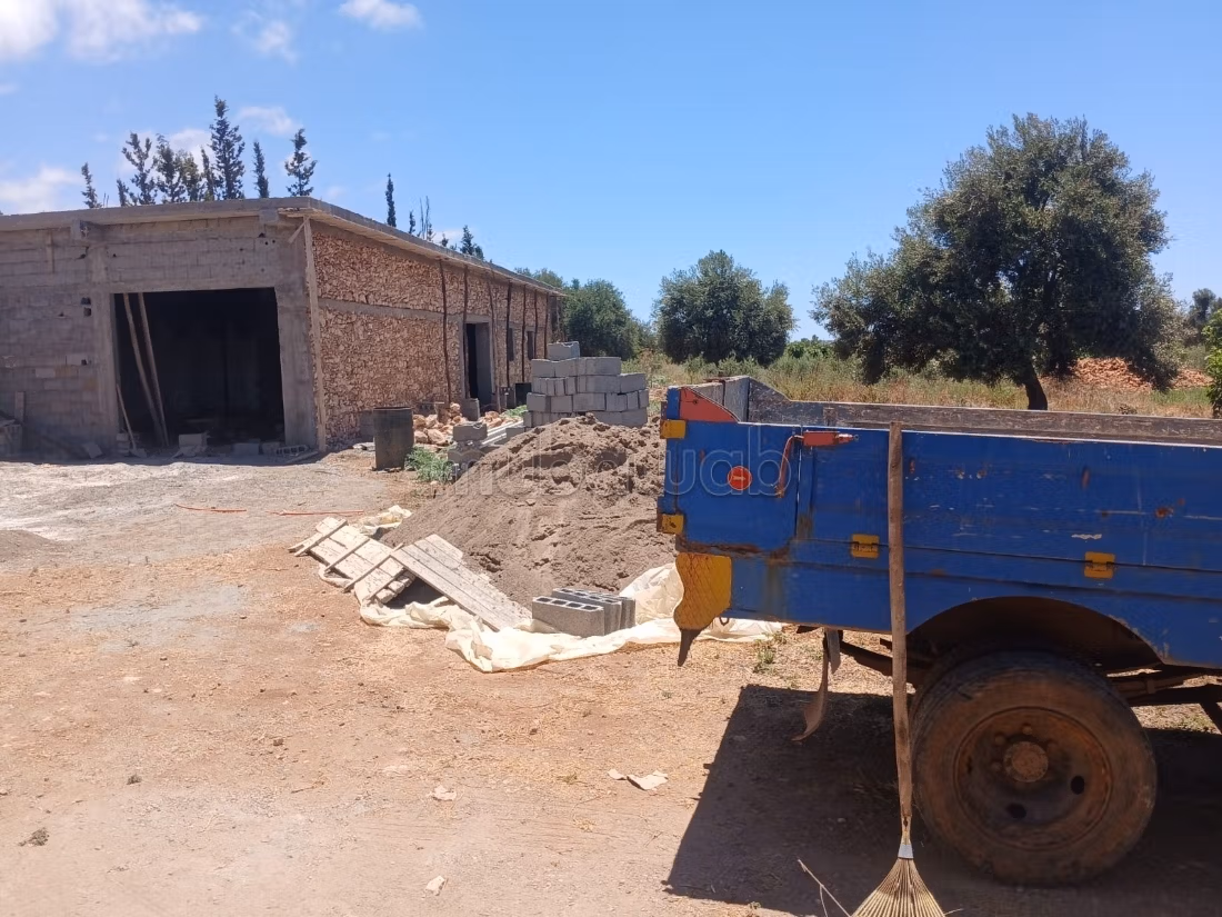 Ferme totalement siègée et equipée