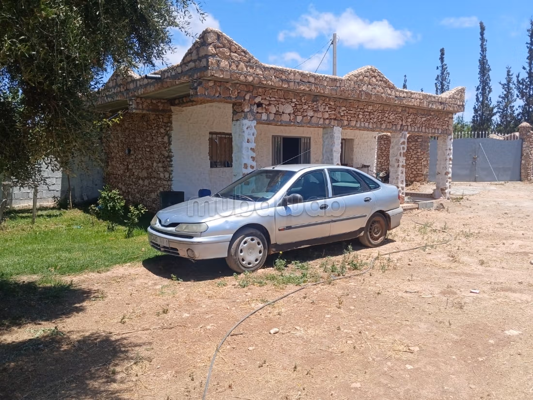 Ferme totalement siègée et equipée