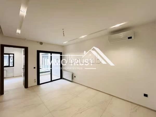 Affitto di un bellissimo appartamento a La Soukra. 2 ampi locali. Ascensore e garage