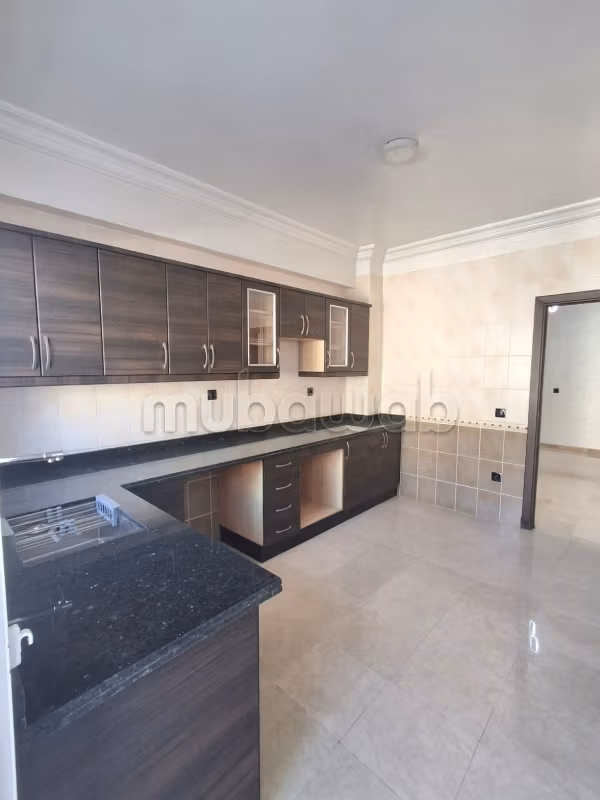 Grand appartement vide a bd ded far