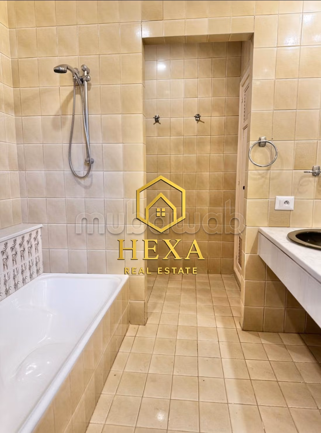 A louer Villa de maître avec piscine à La Soukra