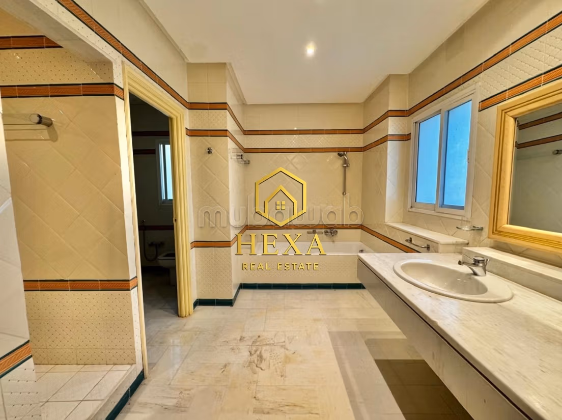 A louer Villa de maître avec piscine à La Soukra
