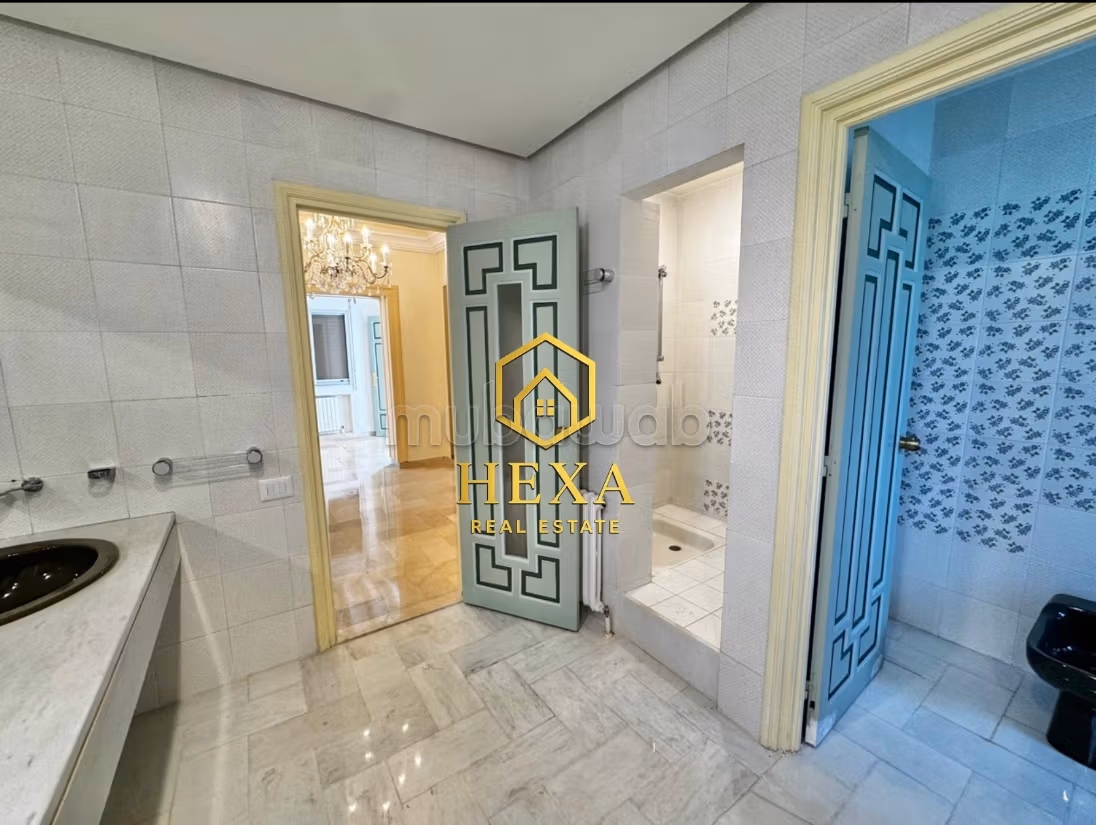 A louer Villa de maître avec piscine à La Soukra