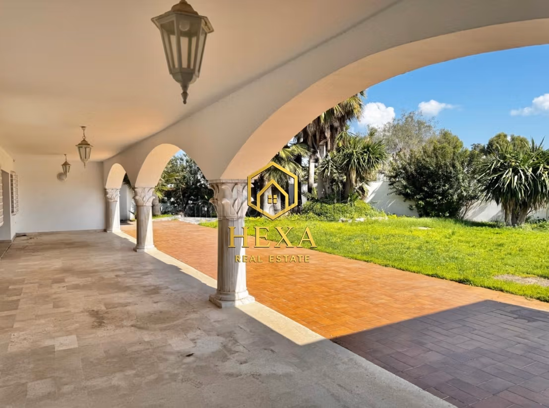 A louer Villa de maître avec piscine à La Soukra