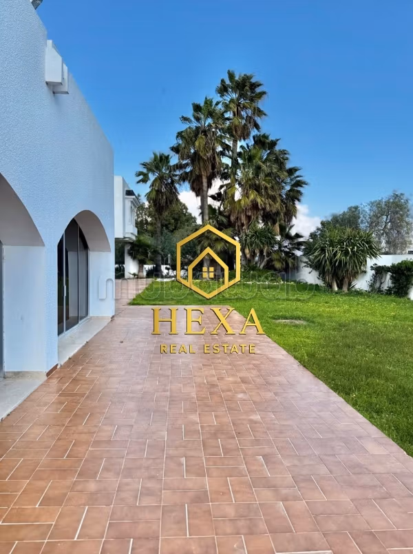 A louer Villa de maître avec piscine à La Soukra