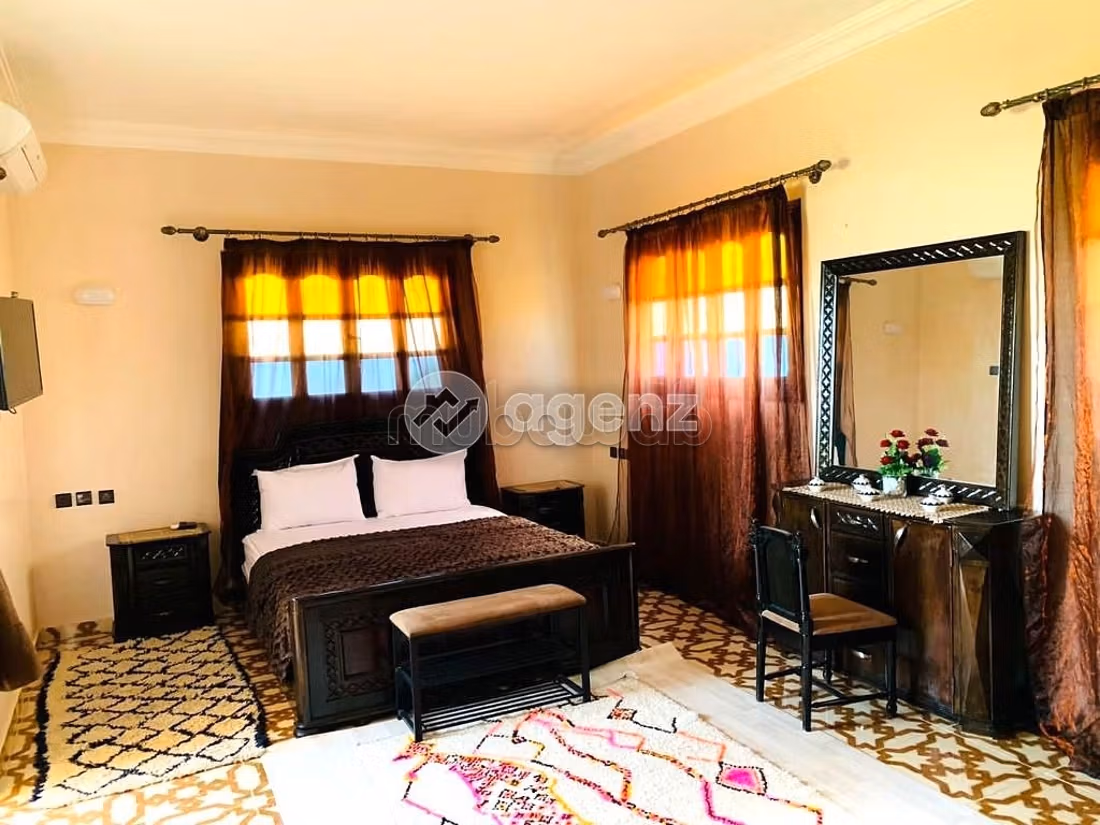 Luxury villa for sale. Dimension 3400 m². Carpark and garden