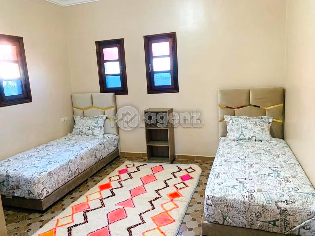 Luxury villa for sale. Dimension 3400 m². Carpark and garden