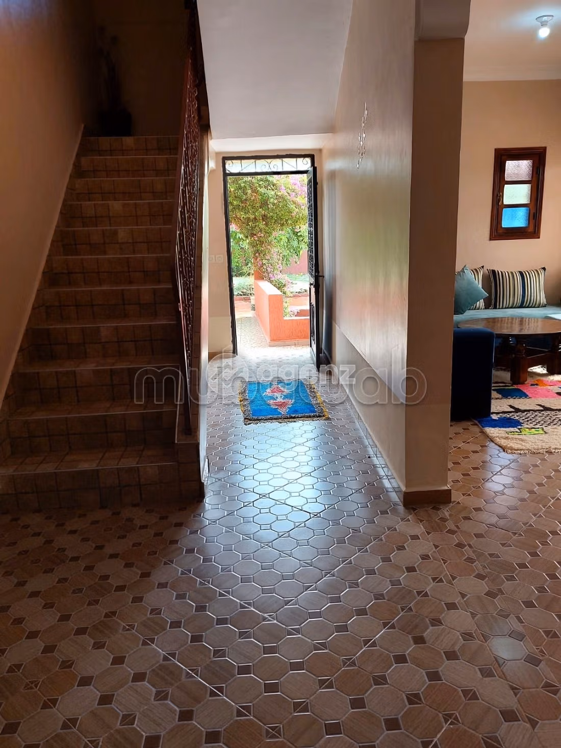 Luxury villa for sale. Dimension 3400 m². Carpark and garden