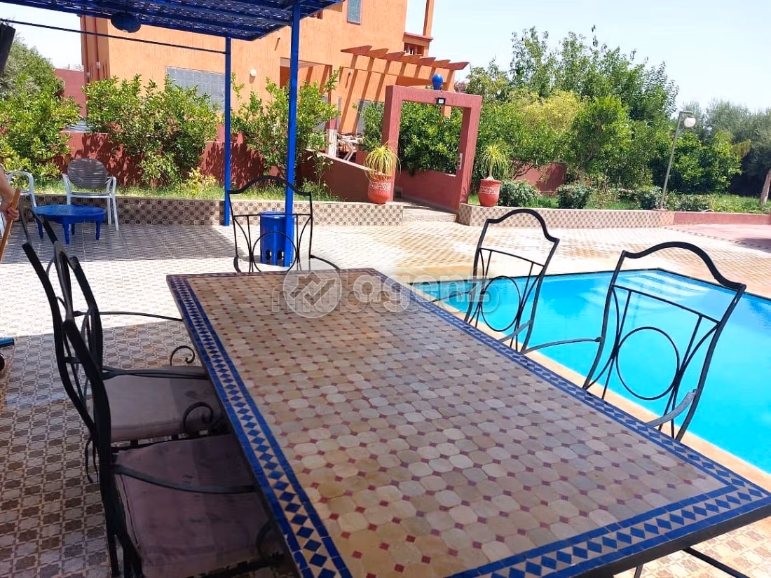 Luxury villa for sale. Dimension 3400 m². Carpark and garden