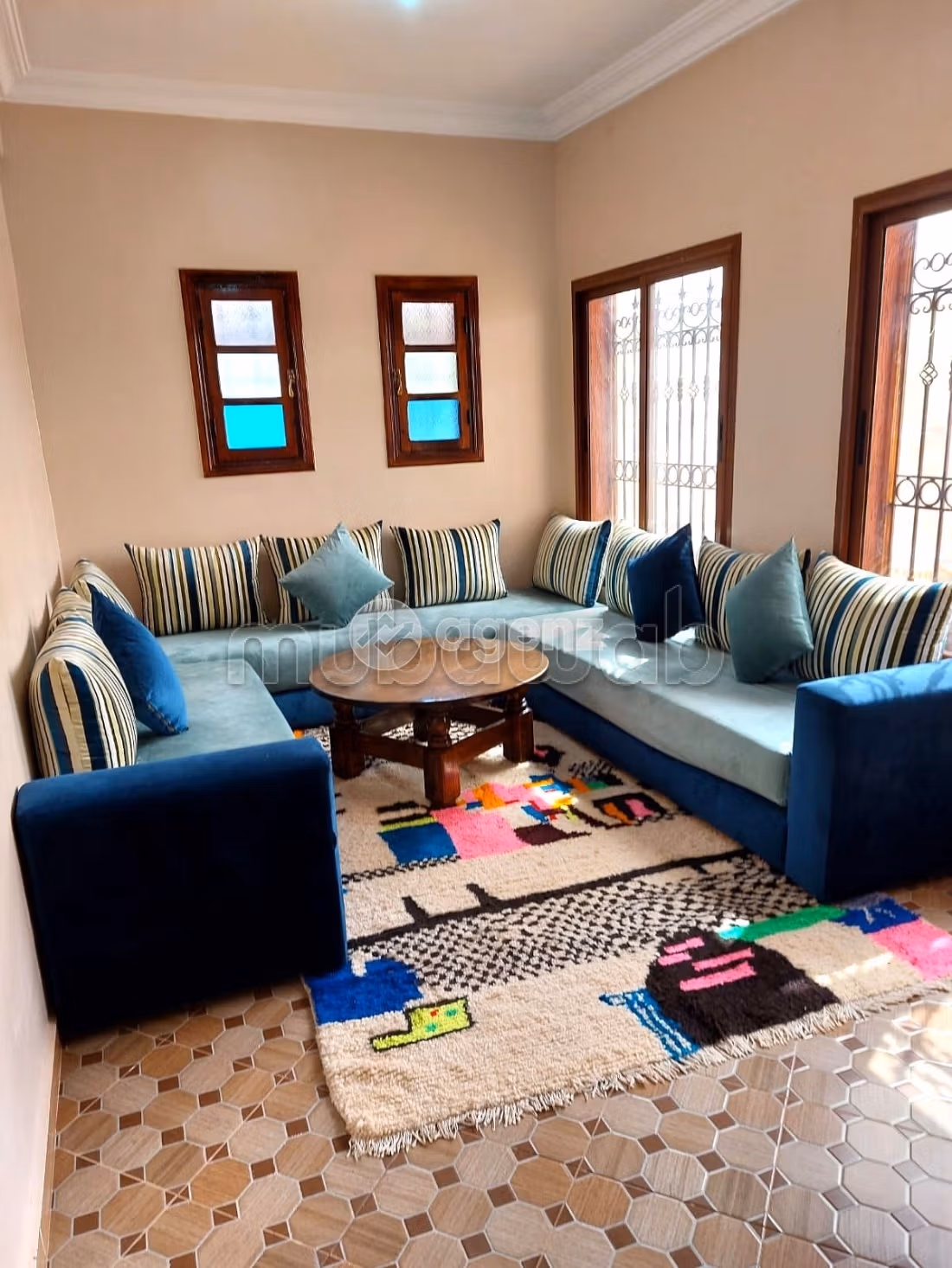 Luxury villa for sale. Dimension 3400 m². Carpark and garden