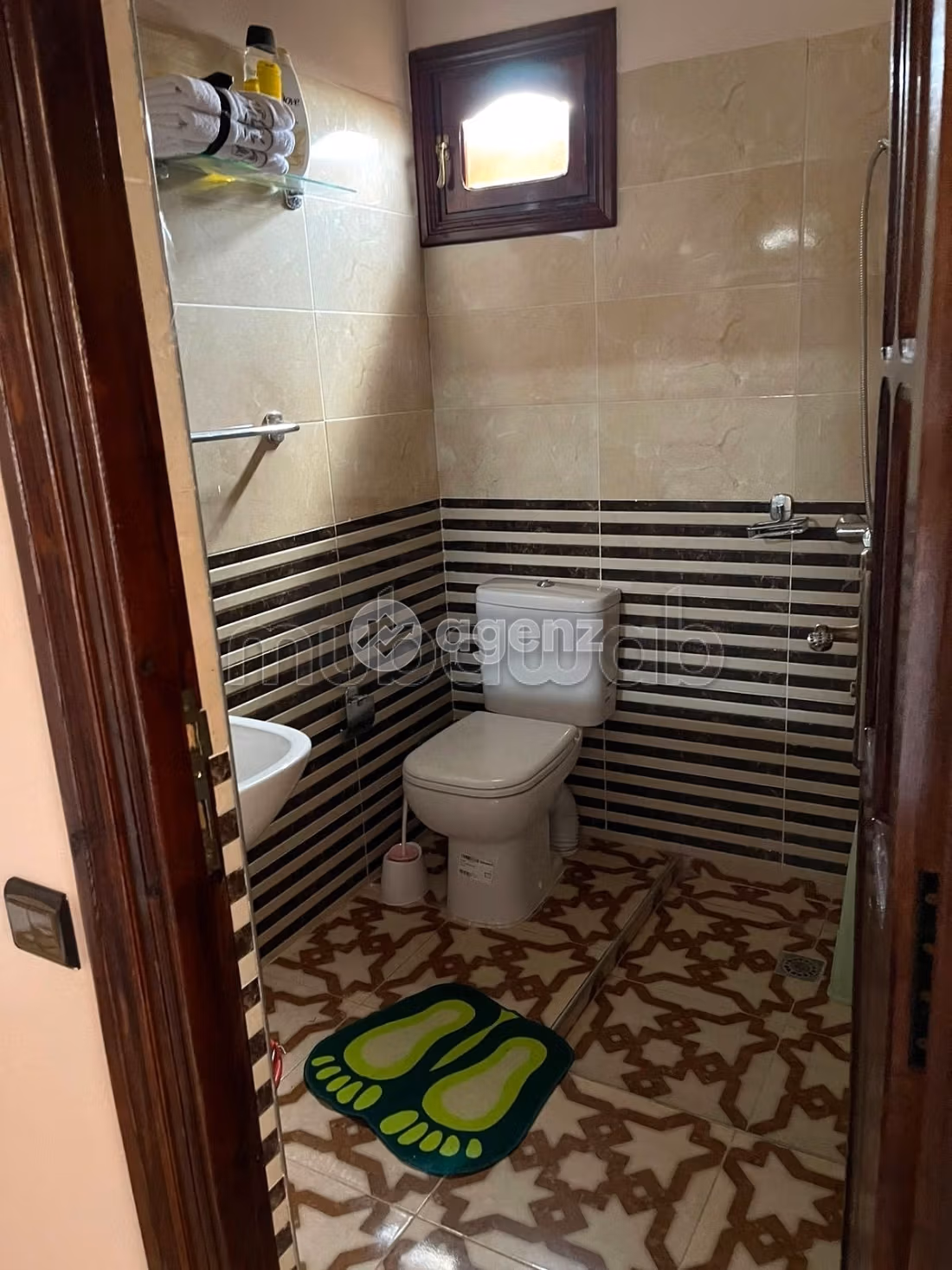 Luxury villa for sale. Dimension 3400 m². Carpark and garden