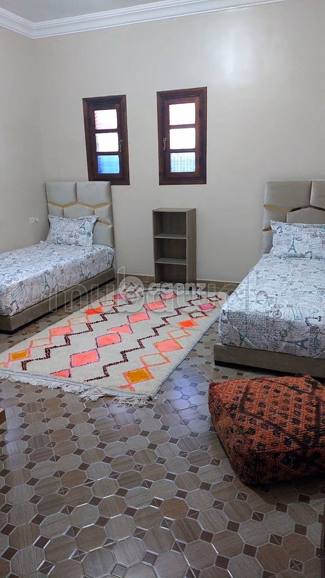 Luxury villa for sale. Dimension 3400 m². Carpark and garden