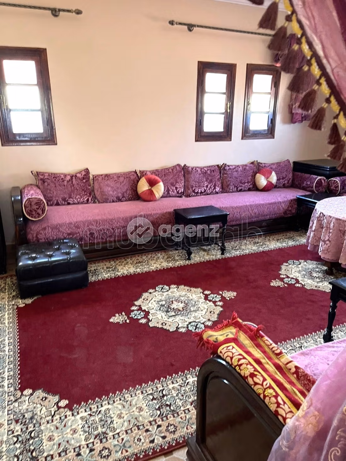 Luxury villa for sale. Dimension 3400 m². Carpark and garden