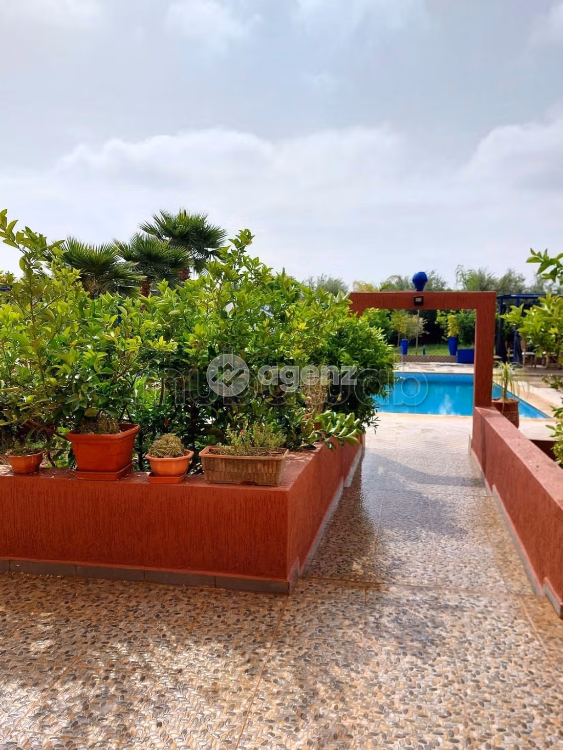 Luxury villa for sale. Dimension 3400 m². Carpark and garden