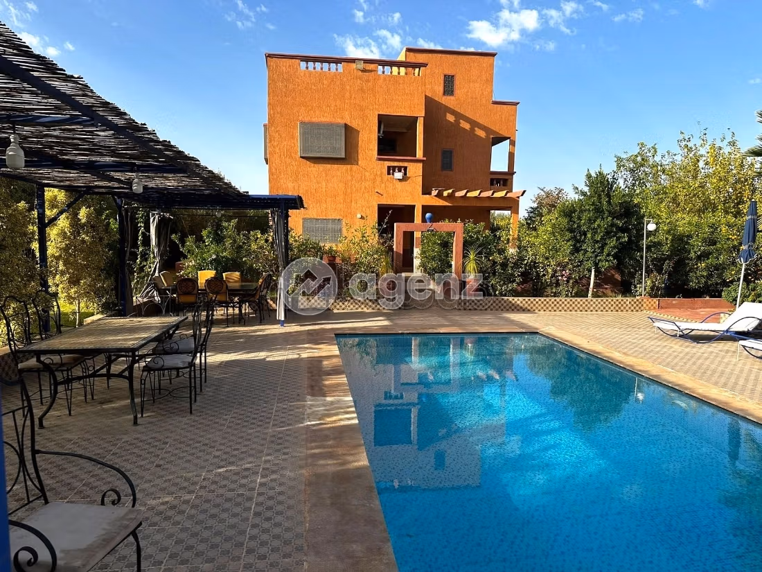 Luxury villa for sale. Dimension 3400 m². Carpark and garden