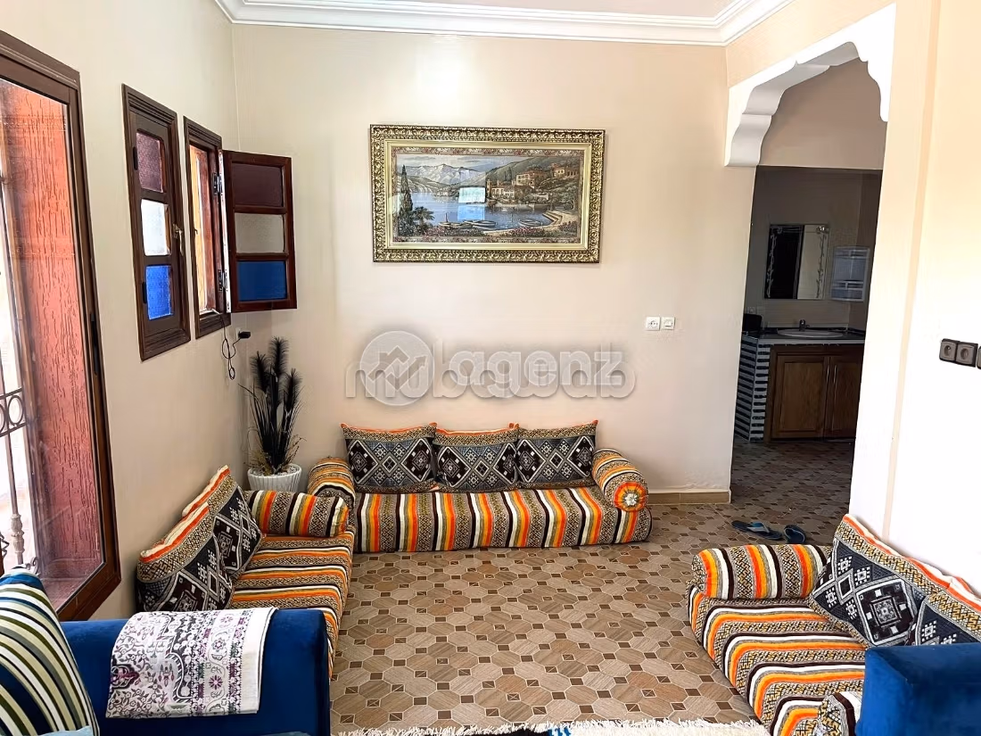 Luxury villa for sale. Dimension 3400 m². Carpark and garden