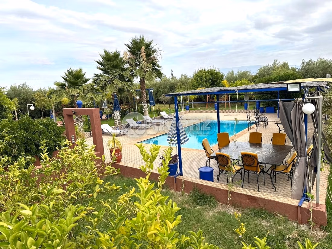 Luxury villa for sale. Dimension 3400 m². Carpark and garden