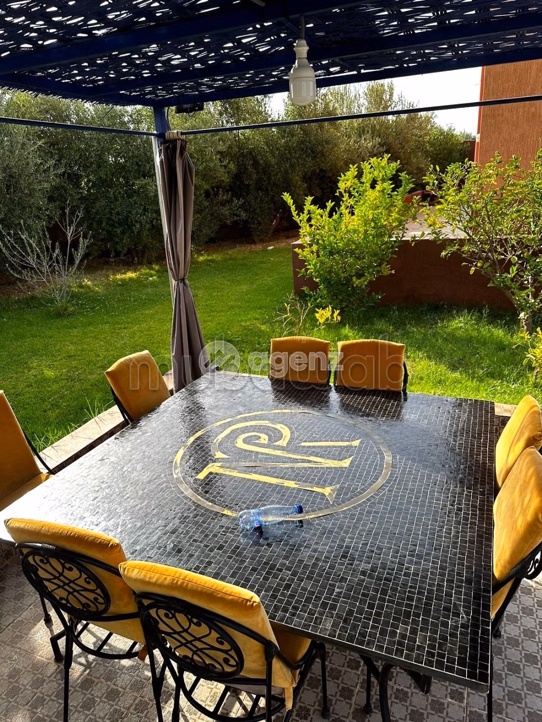Luxury villa for sale. Dimension 3400 m². Carpark and garden