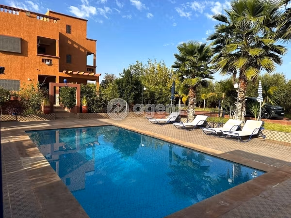 Luxury villa for sale. Dimension 3400 m². Carpark and garden