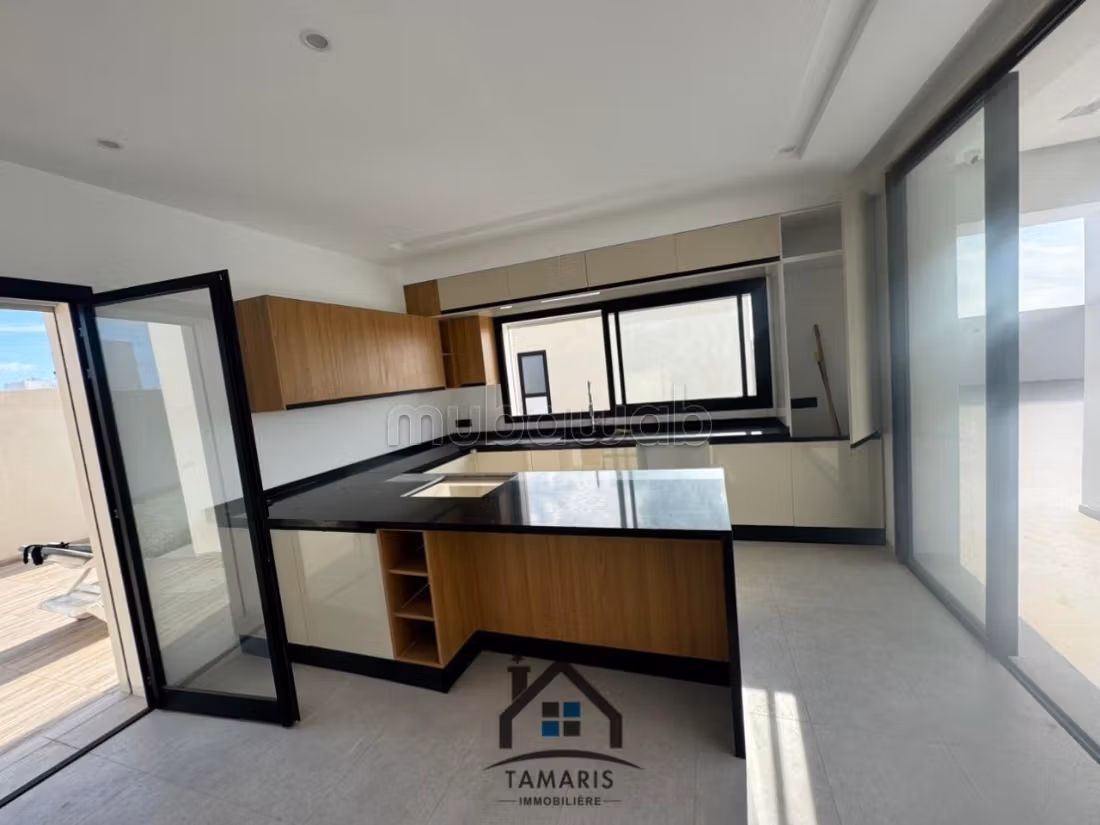 Villa de haut standing à vendre. Superficie 330 m². Antenne parabolique et Porte blindée