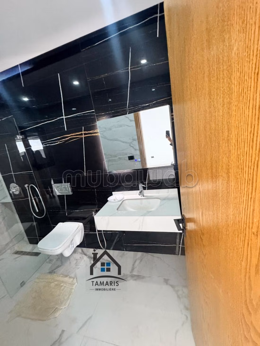 Villa de haut standing à vendre. Superficie 330 m². Antenne parabolique et Porte blindée