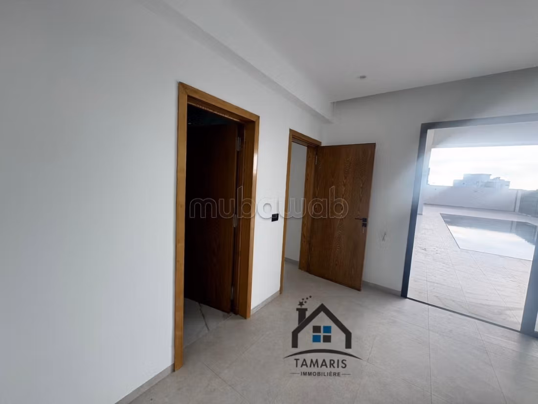 Villa de haut standing à vendre. Superficie 330 m². Antenne parabolique et Porte blindée