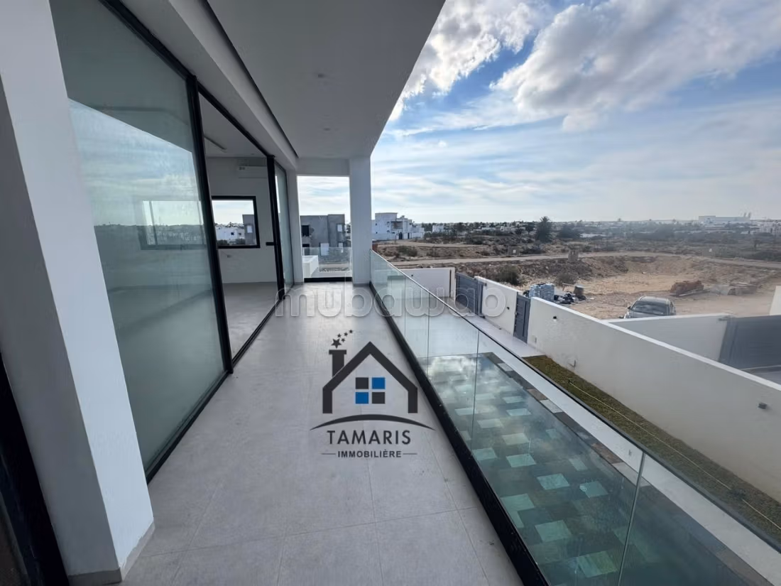 Villa de haut standing à vendre. Superficie 330 m². Antenne parabolique et Porte blindée