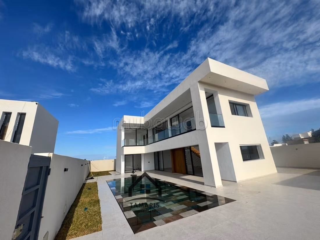 Villa de haut standing à vendre. Superficie 330 m². Antenne parabolique et Porte blindée